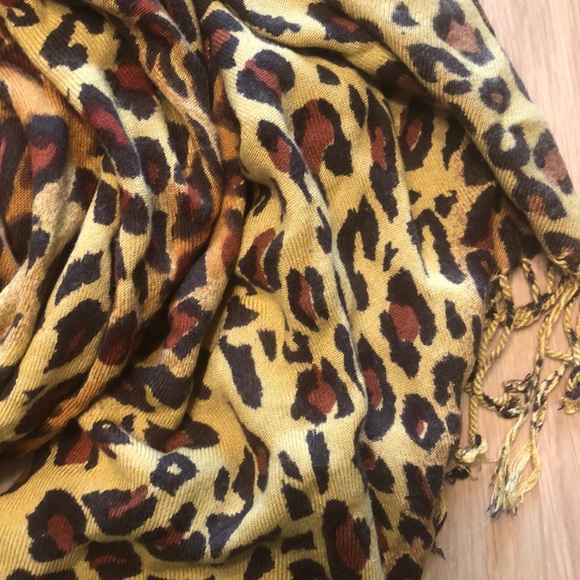 Leopard printed scarf! - Picture 2 of 4